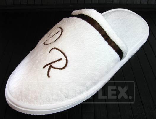 PANTUFLAS PARA BODA INICIALES CHOCOLATE